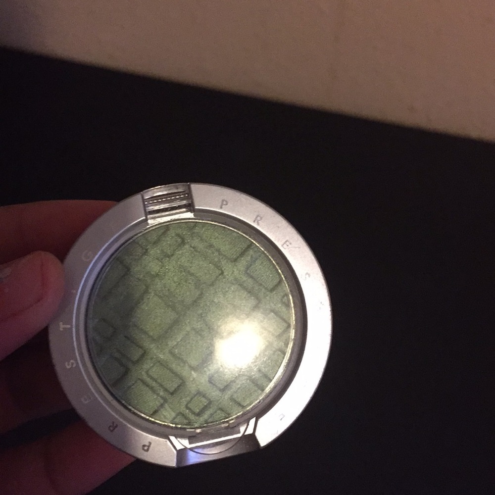 Green lguana eyeshadow